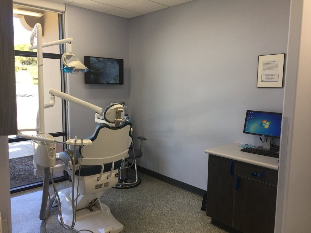 Sala de tratamiento de Diamond Dental con sillón dental y ventana